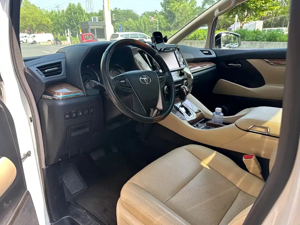 Toyota Alphard — фото 4
