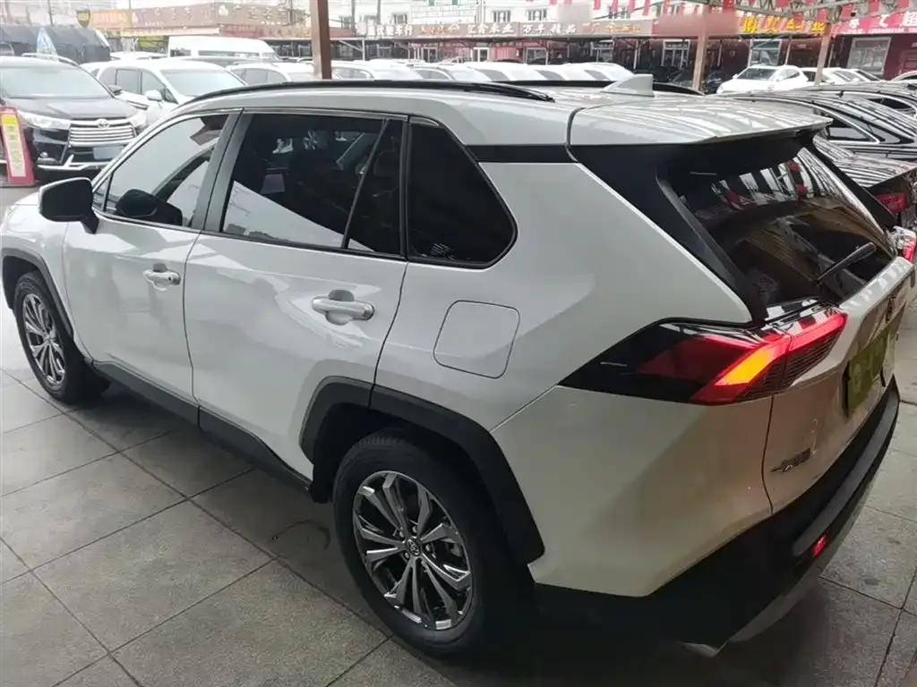 Toyota RAV4 — фото 10