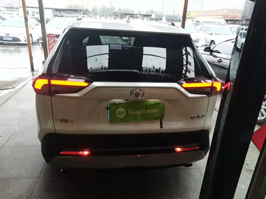 Toyota RAV4 — фото 9