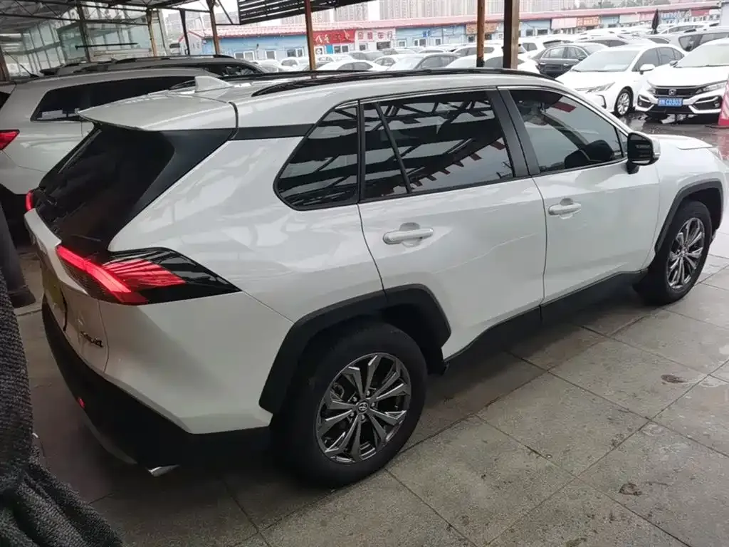 Toyota RAV4 — фото 5