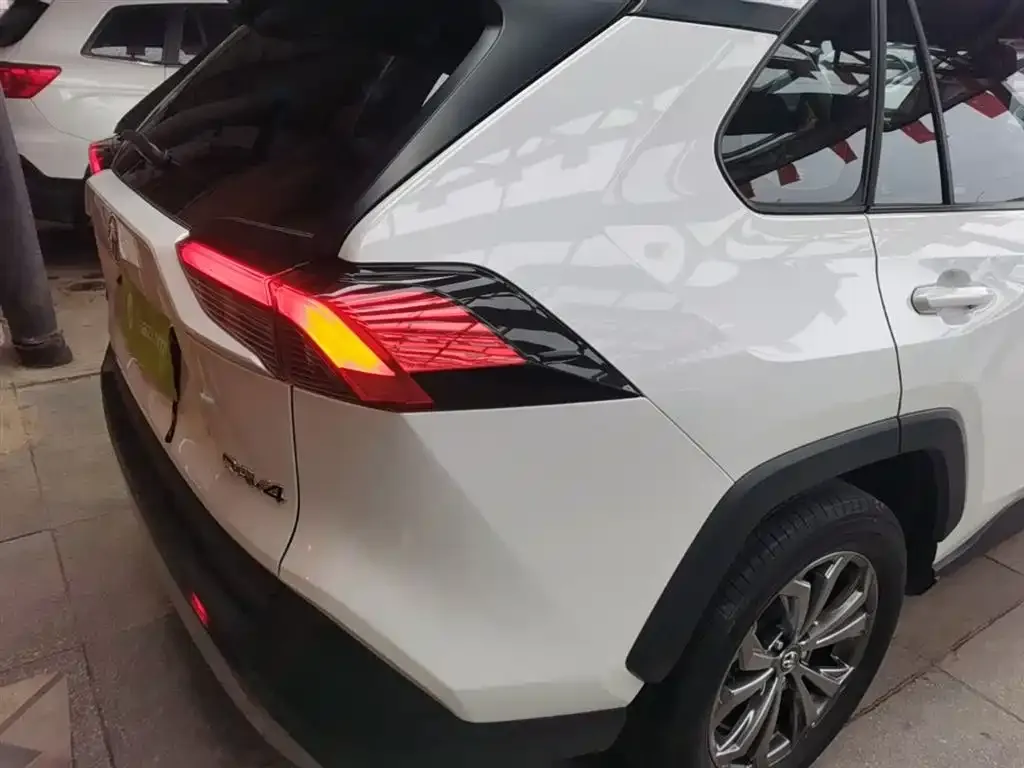 Toyota RAV4 — фото 7