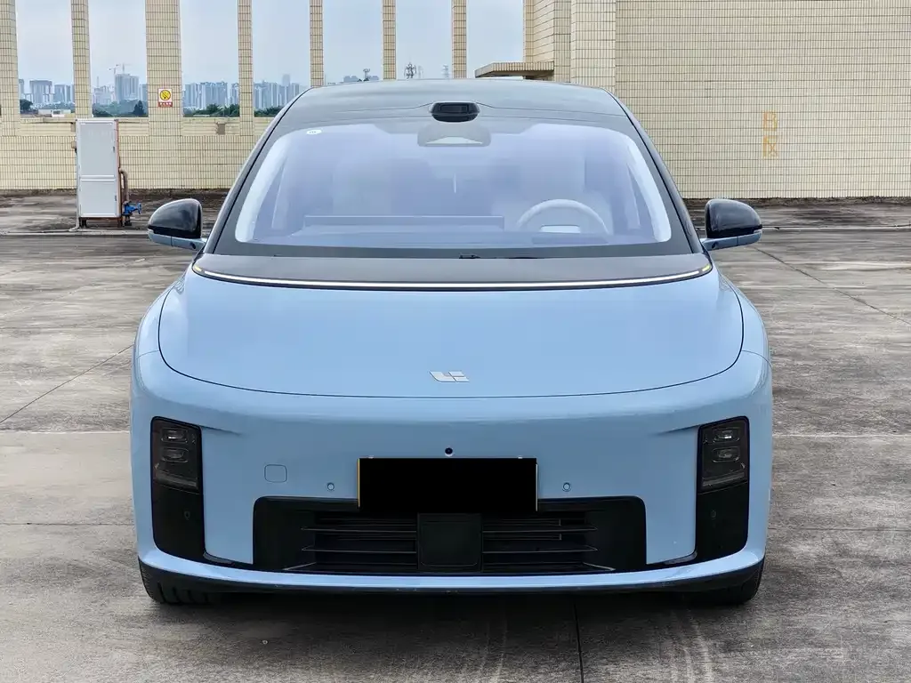 Li Auto i8 — фото 3