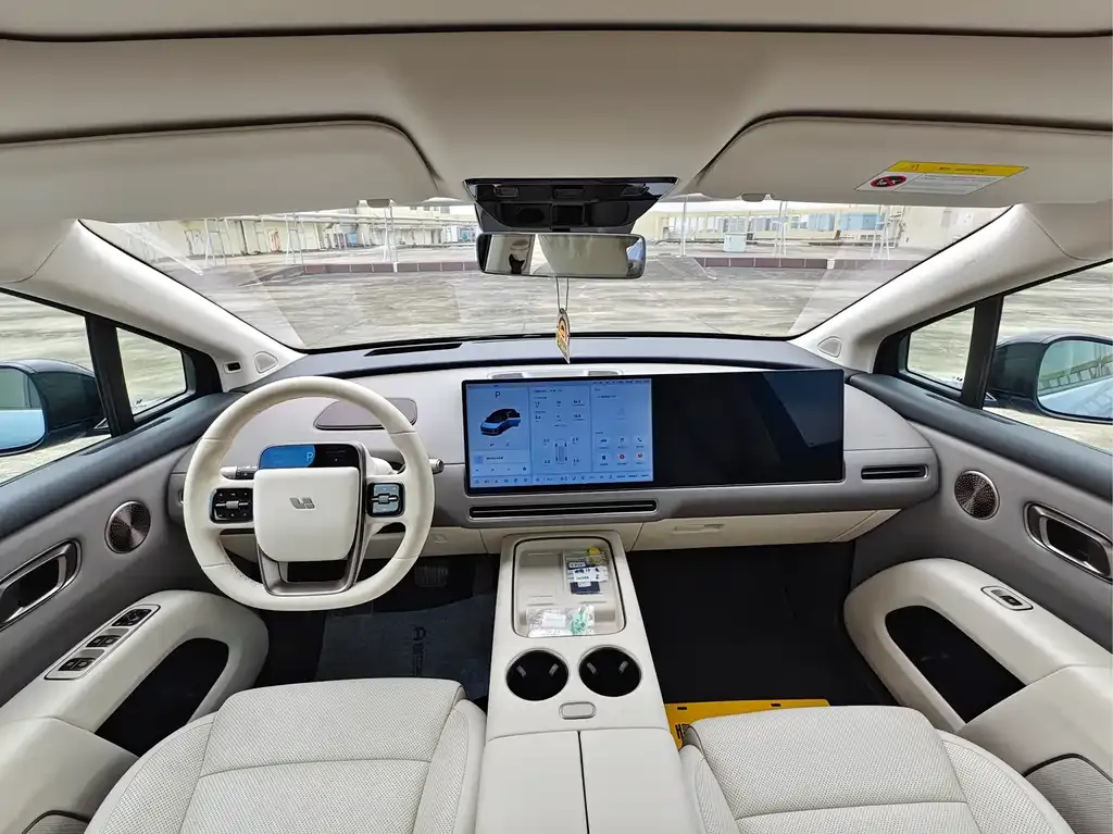 Li Auto i8 — фото 10