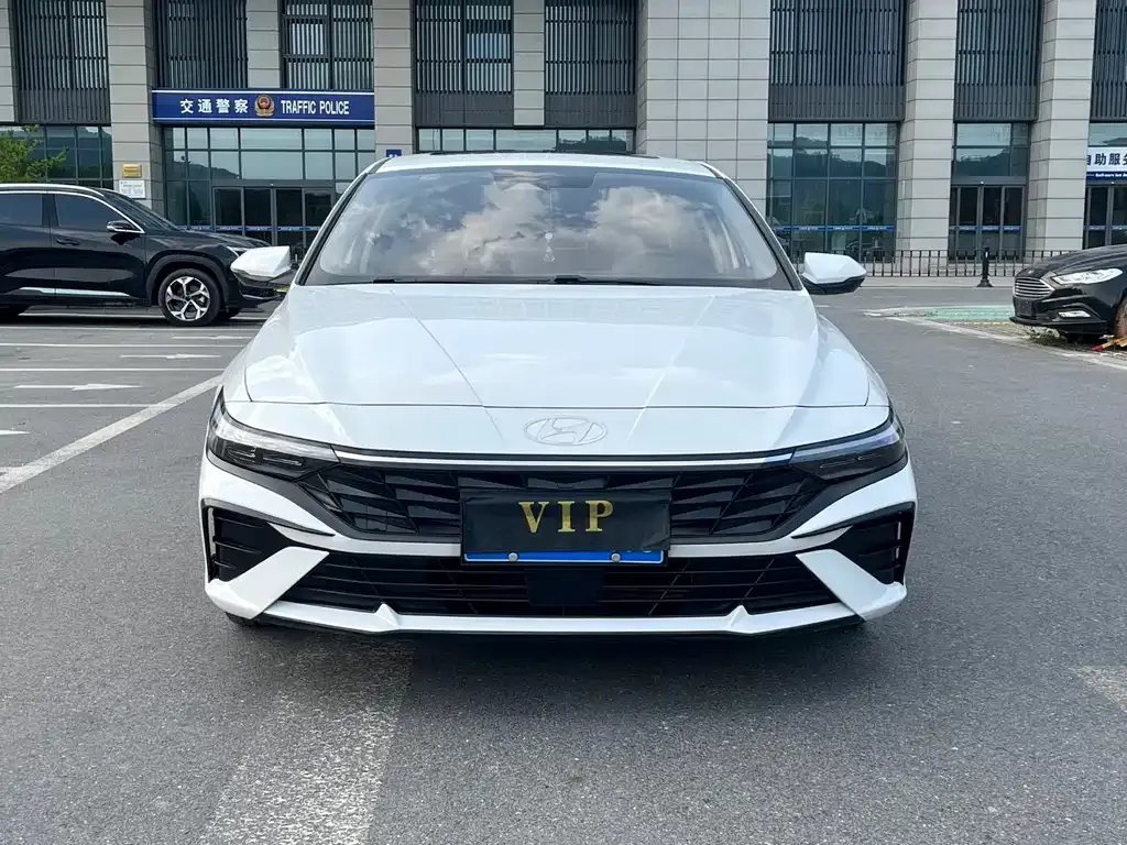 Hyundai Elantra — фото 1