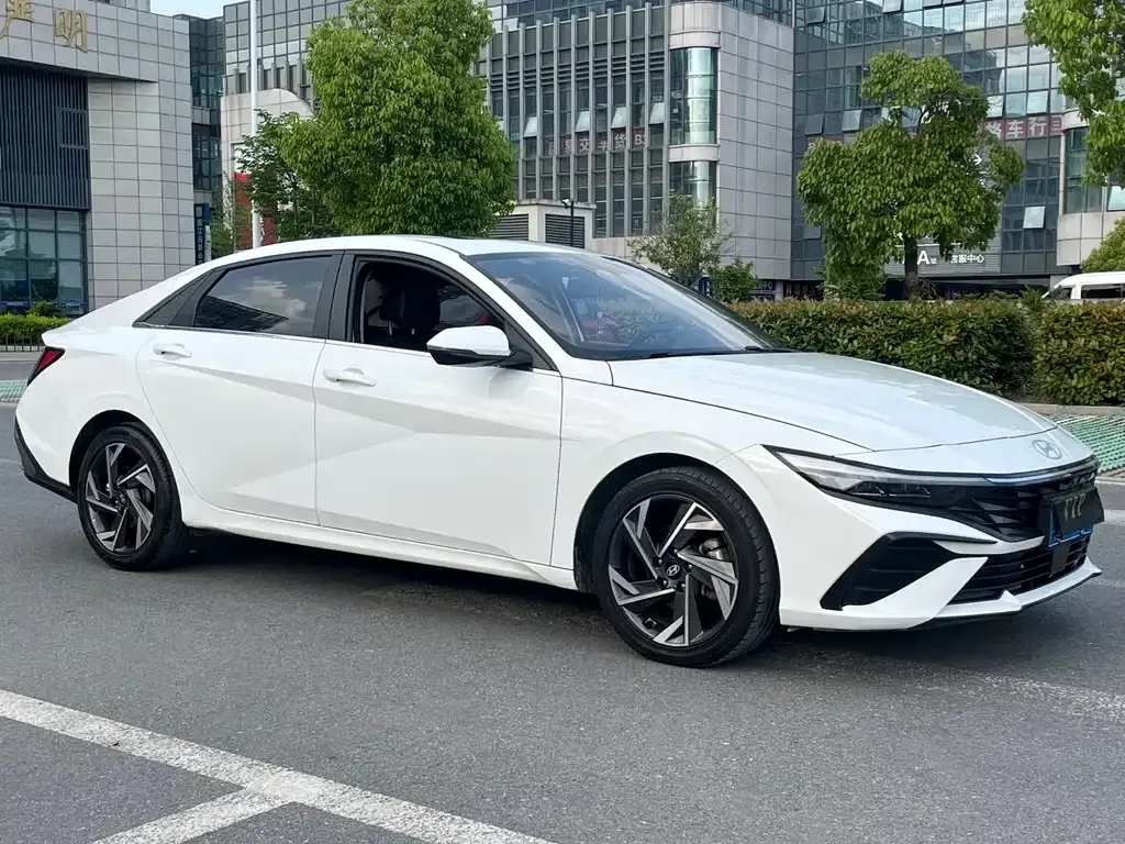 Hyundai Elantra — фото 10