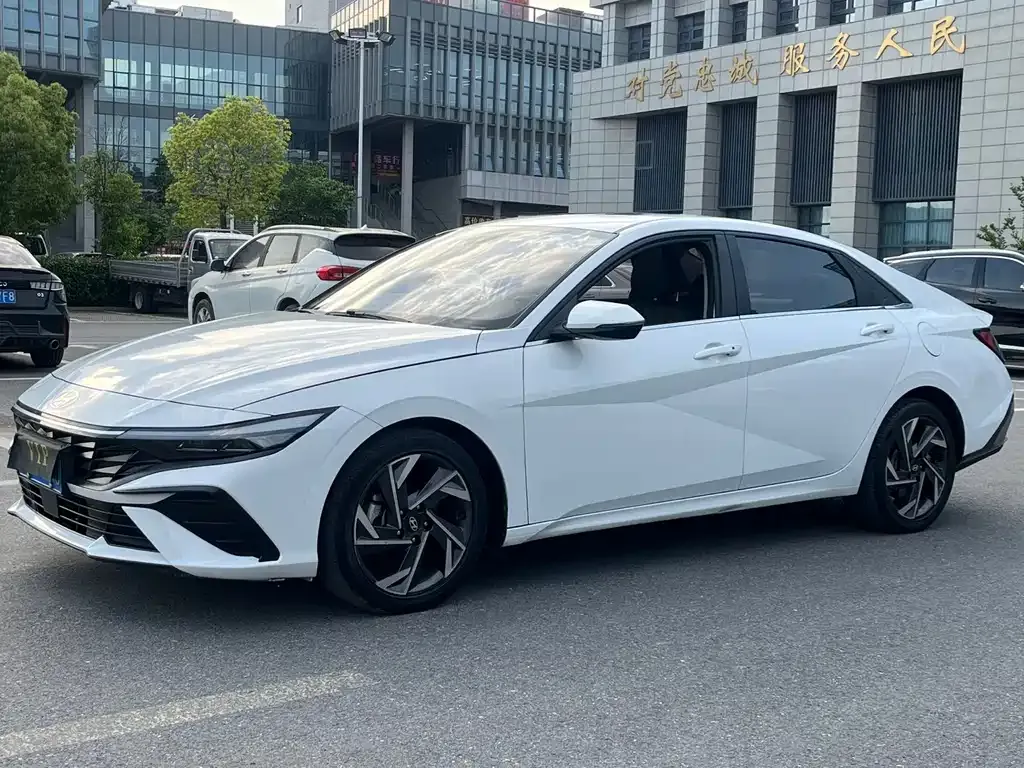 Hyundai Elantra — фото 8