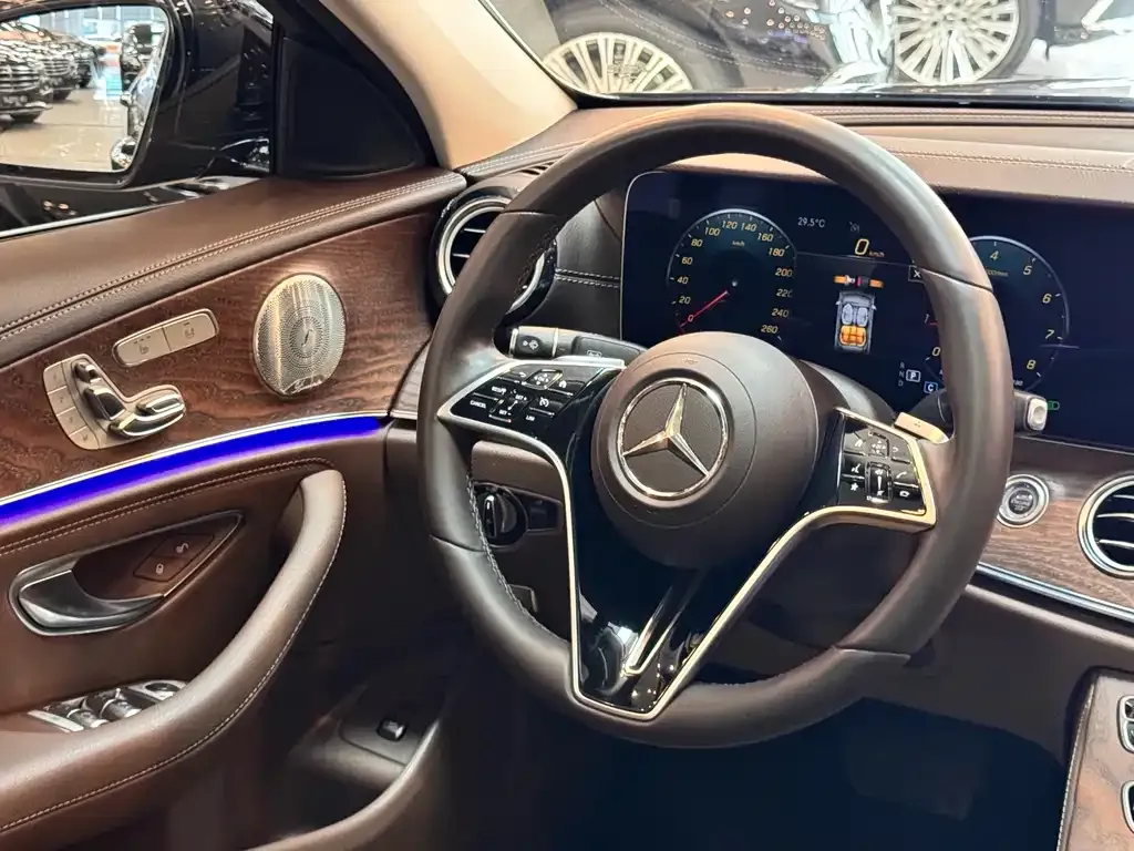 Mercedes-Benz E-Class — фото 10