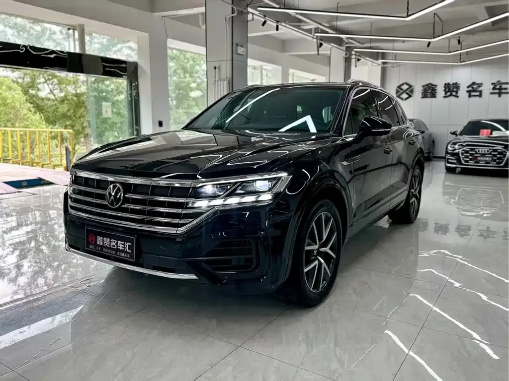 Volkswagen Touareg — фото 1