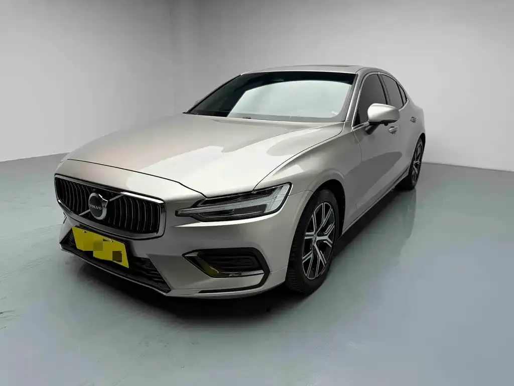 Volvo S60 — фото 1