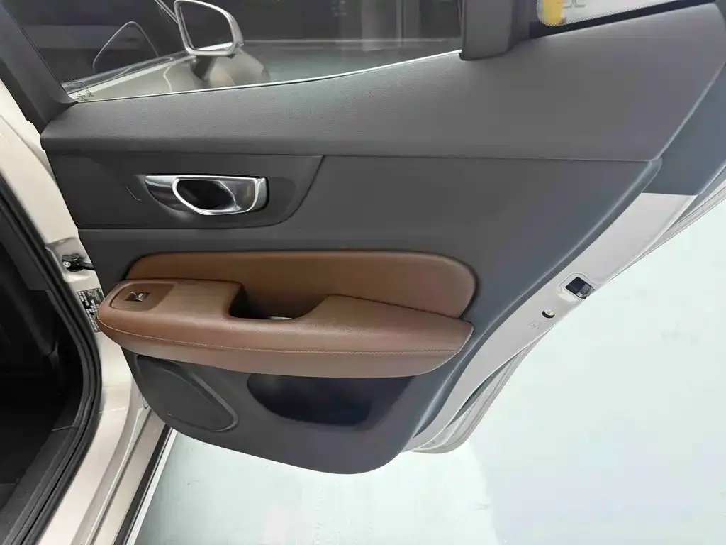Volvo S60 — фото 10