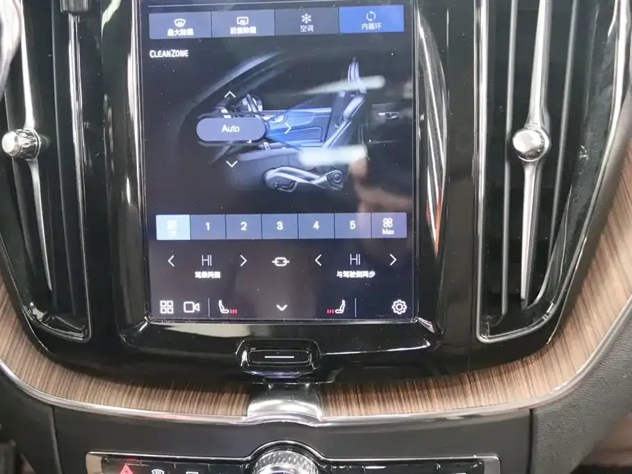 Volvo XC60 — фото 10