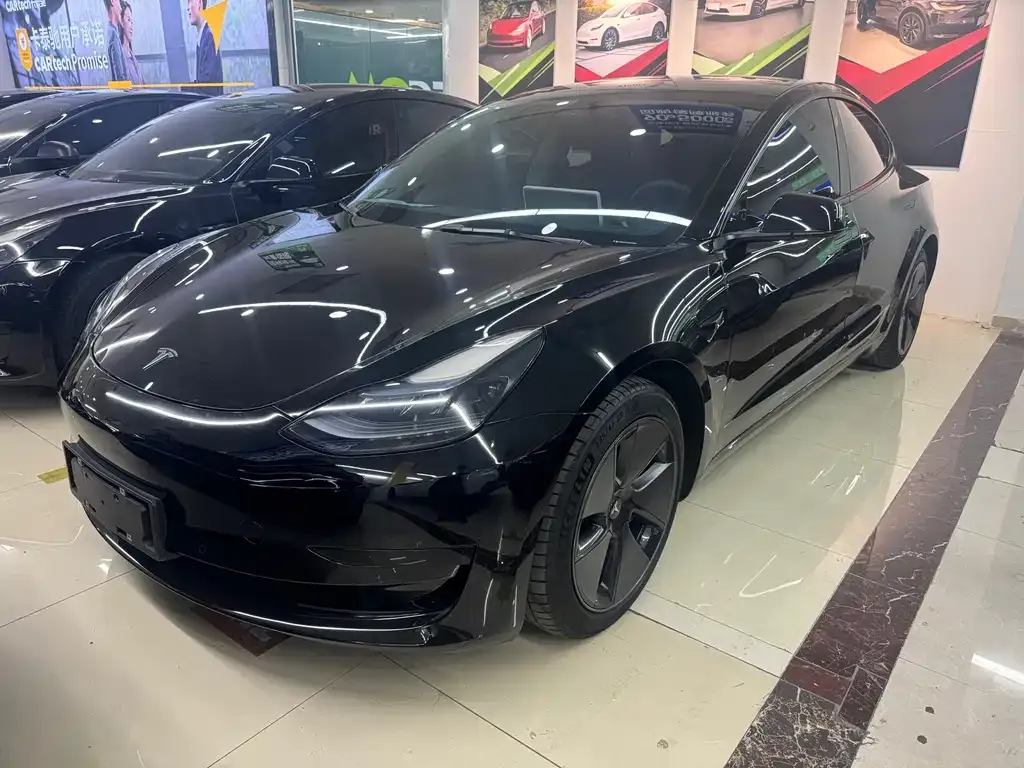 Tesla Model 3 — фото 1