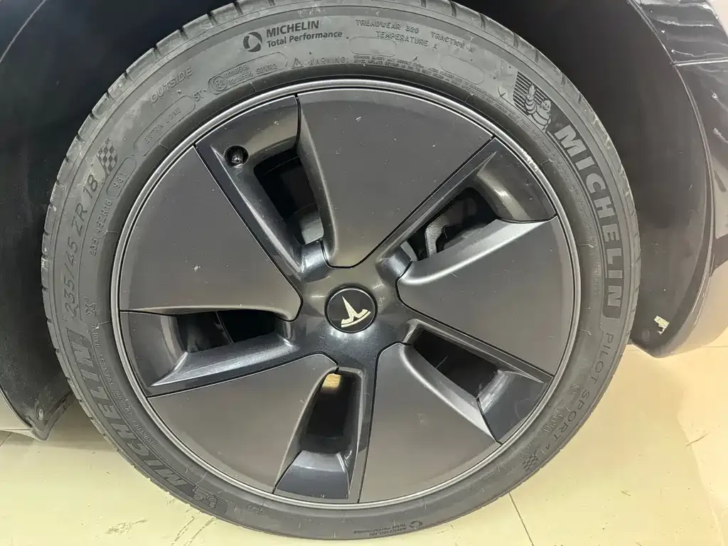 Tesla Model 3 — фото 9