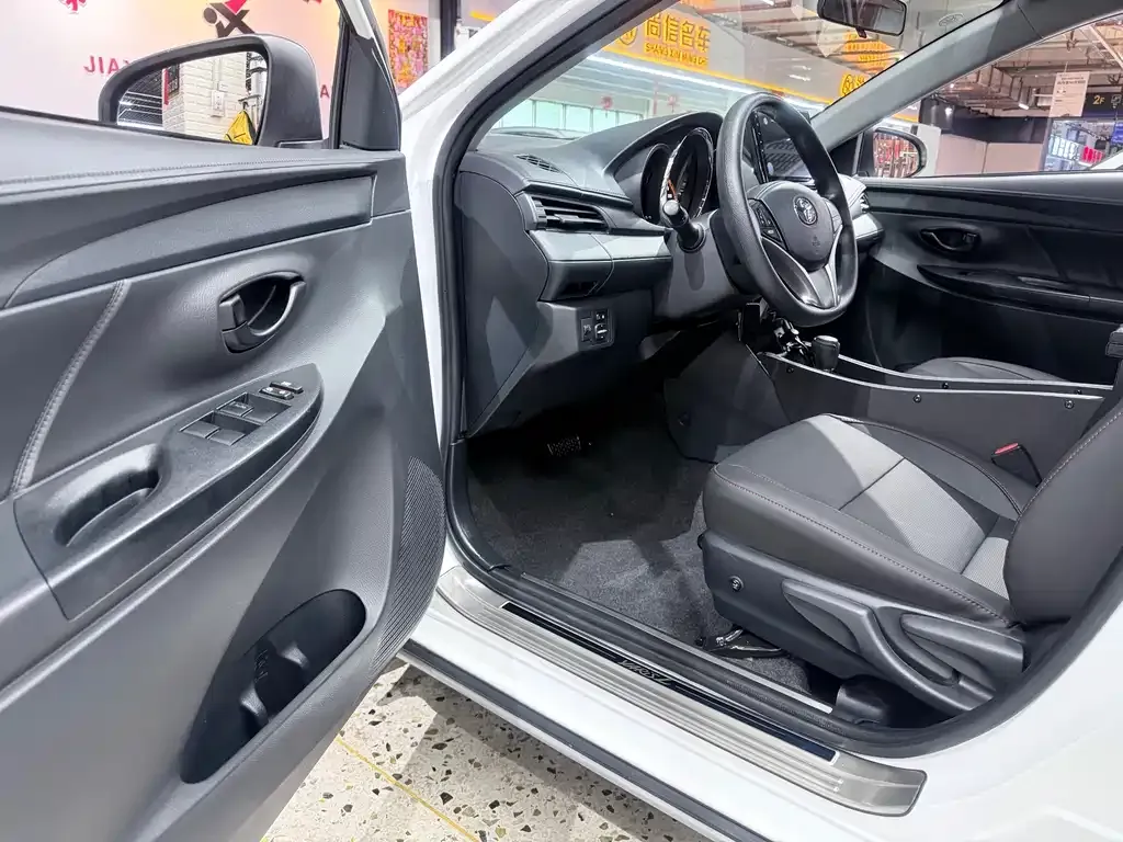 Toyota Yaris L — фото 10