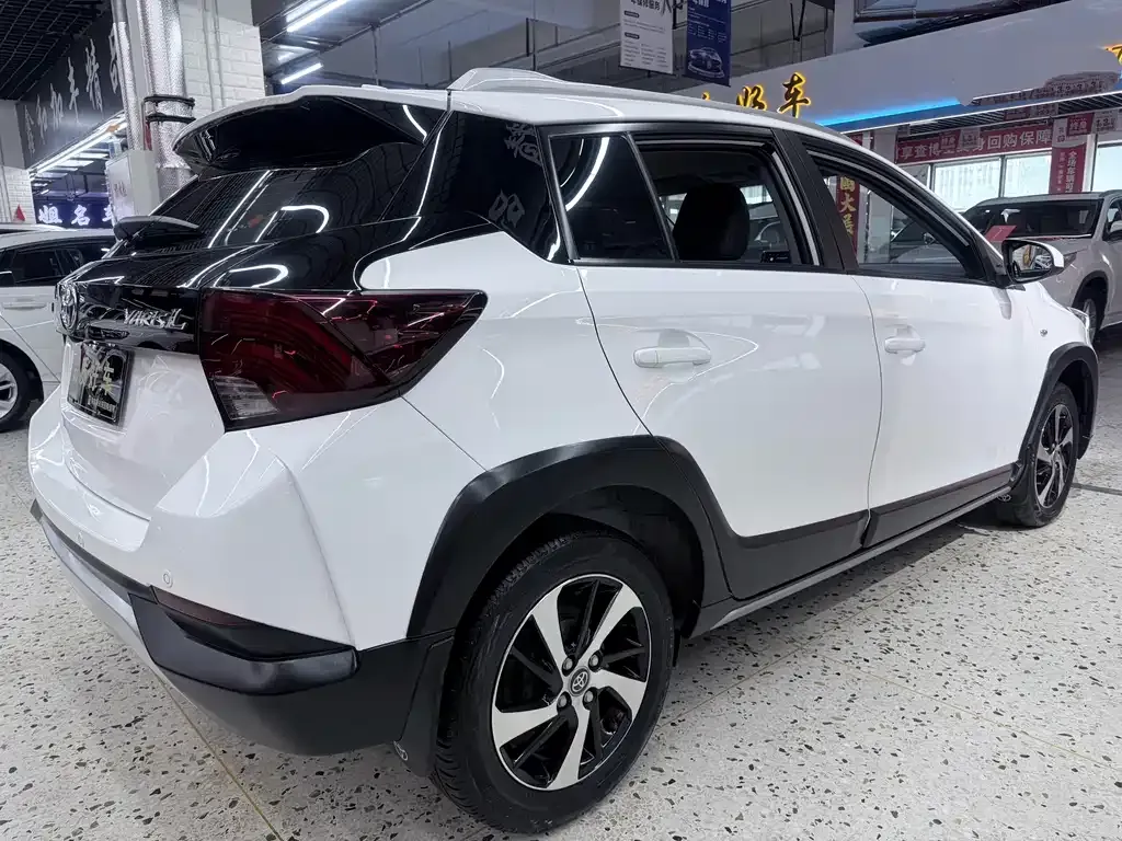 Toyota Yaris L — фото 3