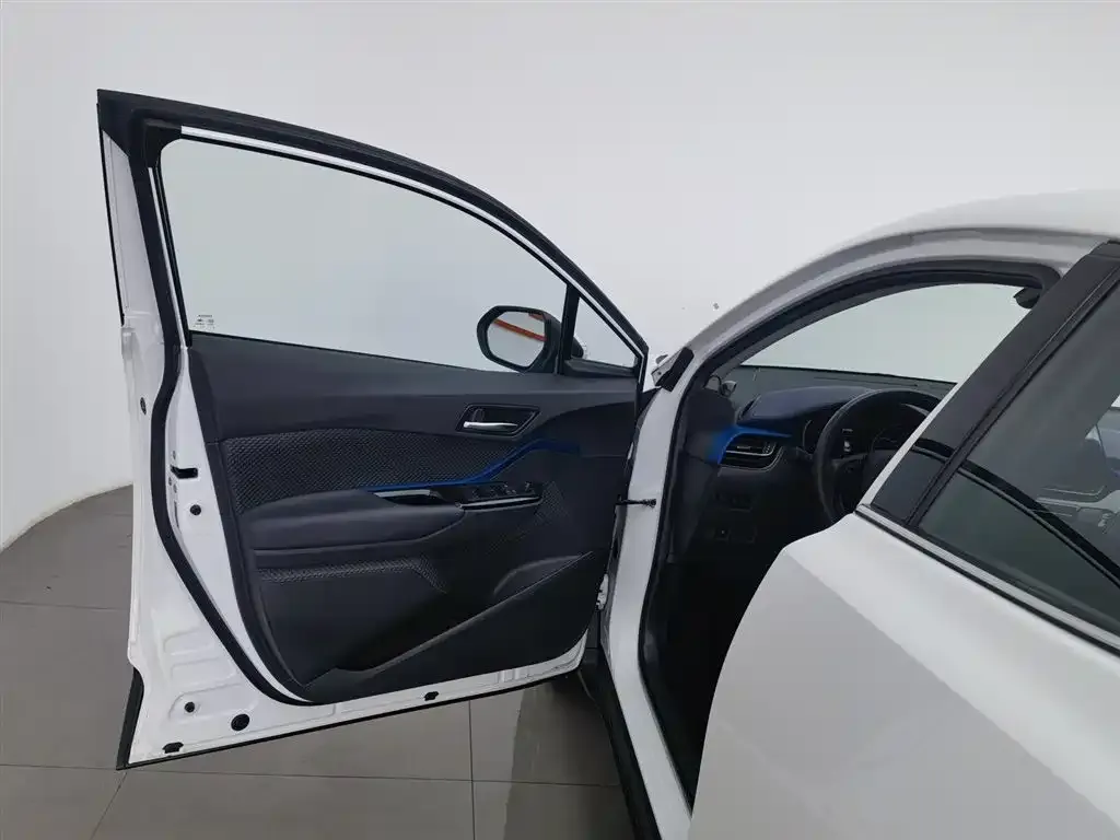 Toyota C-HR 2023 из CN, фото 2