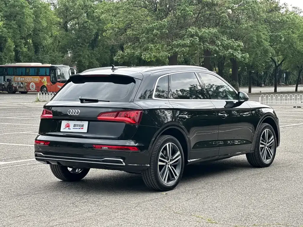 Audi Q5L — фото 10