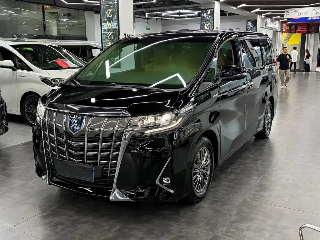 Toyota Alphard — фото 1