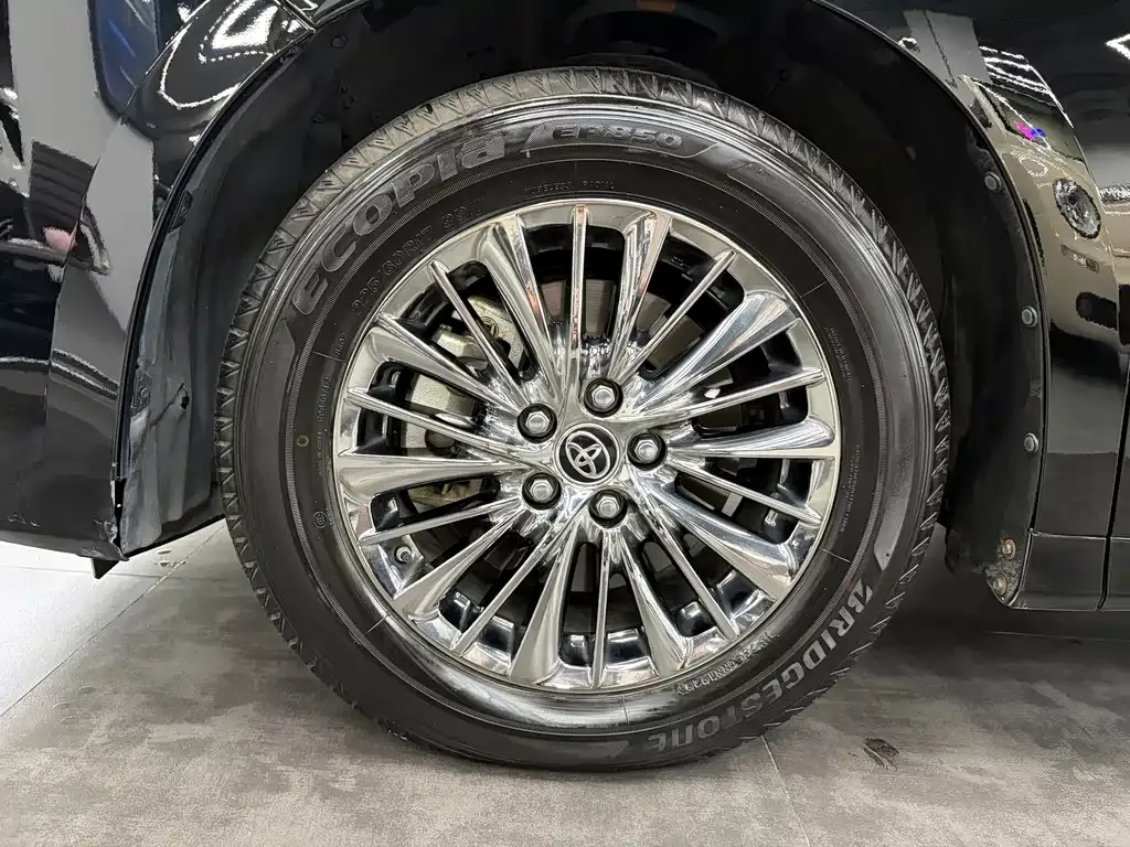 Toyota Alphard — фото 4