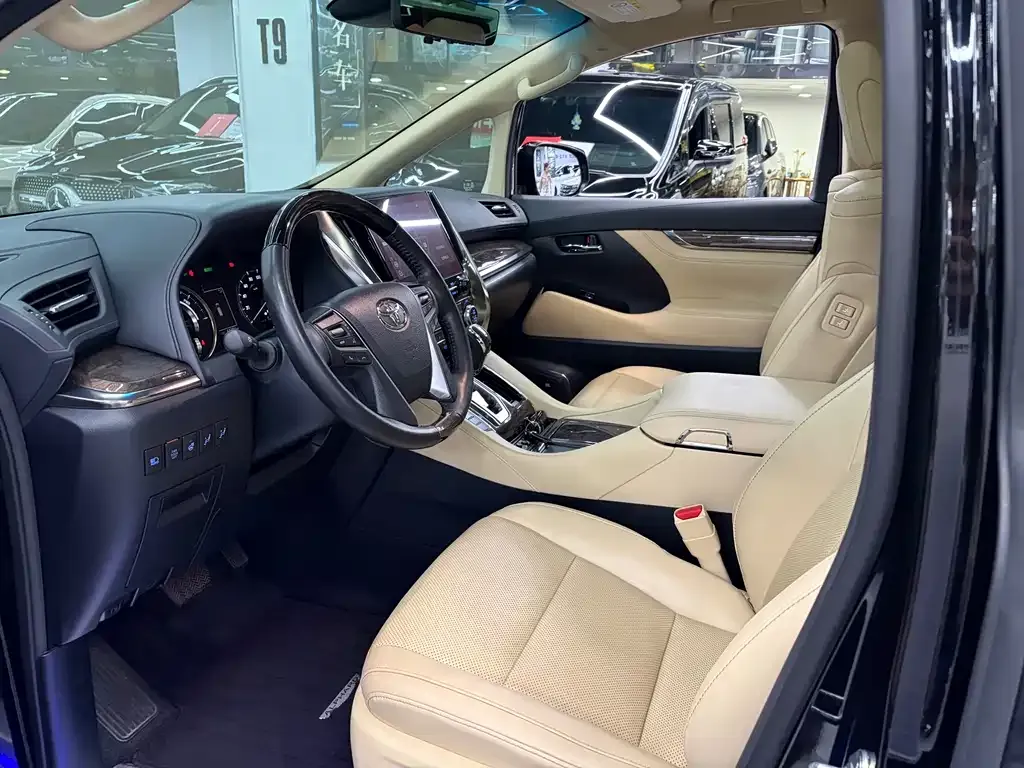 Toyota Alphard — фото 10