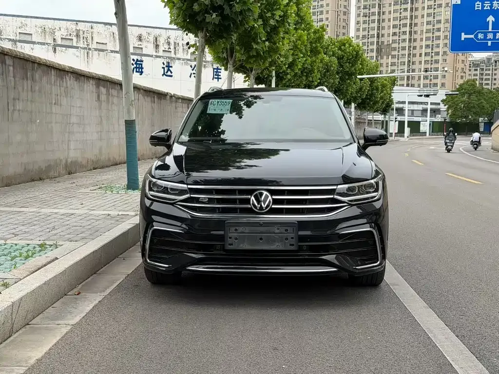 Volkswagen Tiguan L — фото 1