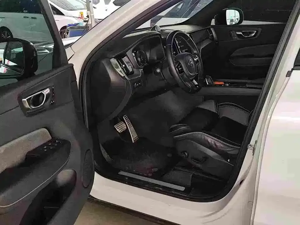 Volvo XC60 PHEV 2021 из CN, фото 2