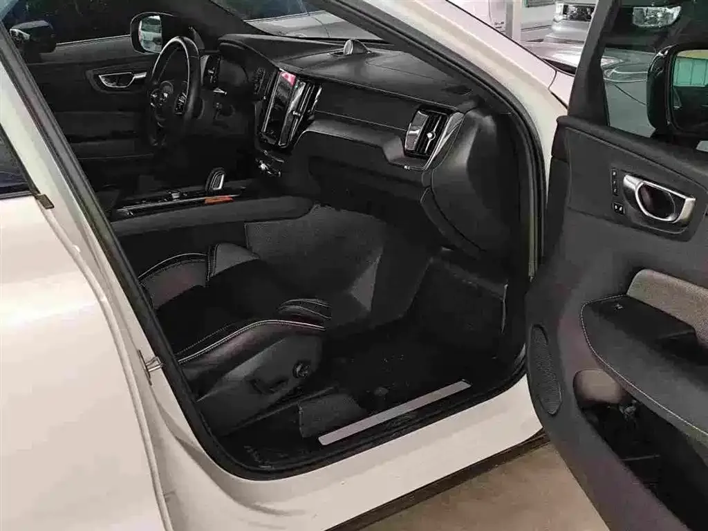 Volvo XC60 PHEV 2021 из CN, фото 7
