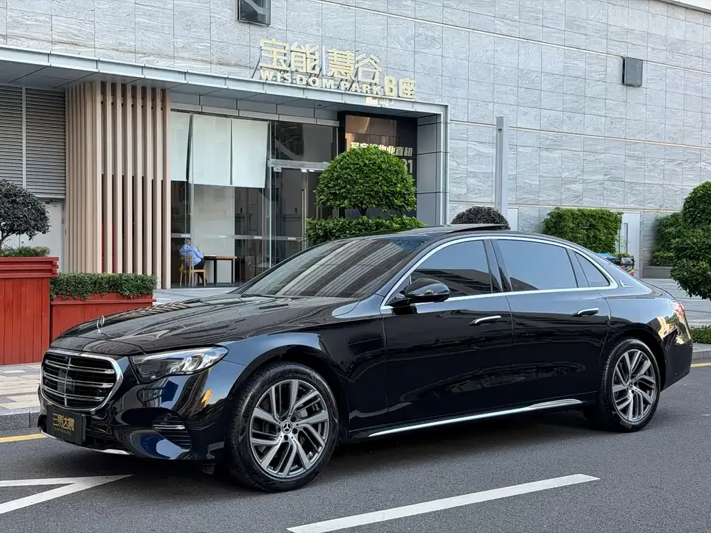 Mercedes-Benz E-Class — фото 1