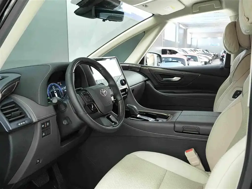 Toyota Alphard — фото 8
