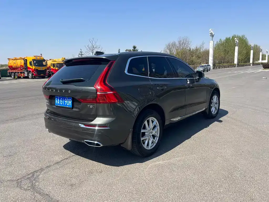 Volvo XC60 — фото 8