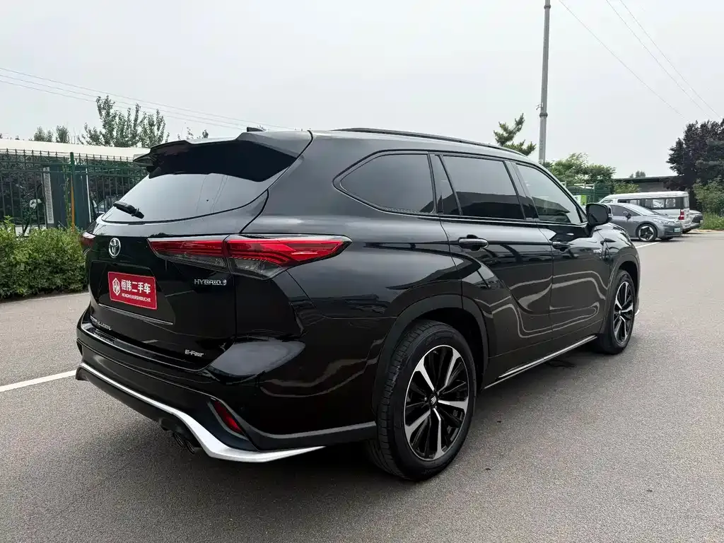 Toyota Crown Kluger 2023 из CN, фото 4