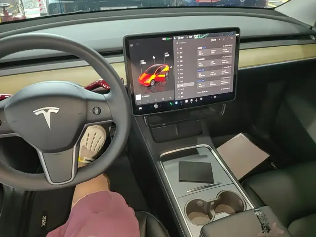 Tesla Model Y — фото 10