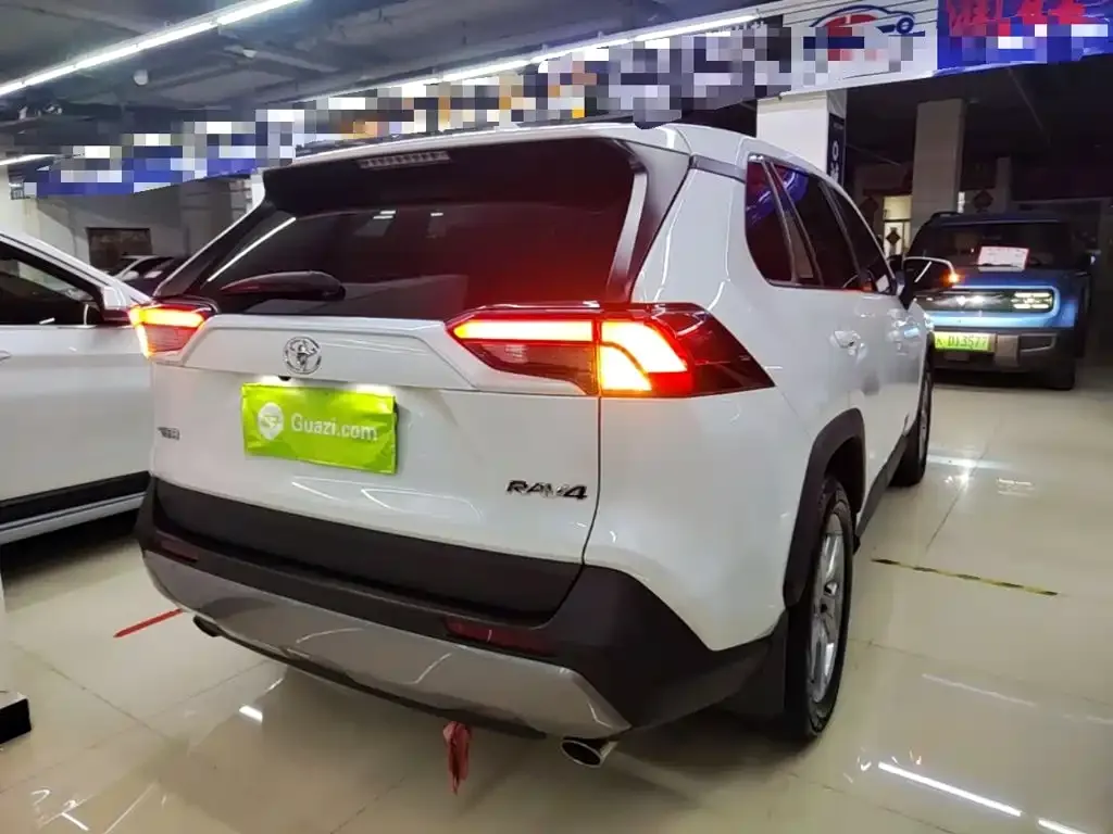 Toyota RAV4 — фото 10