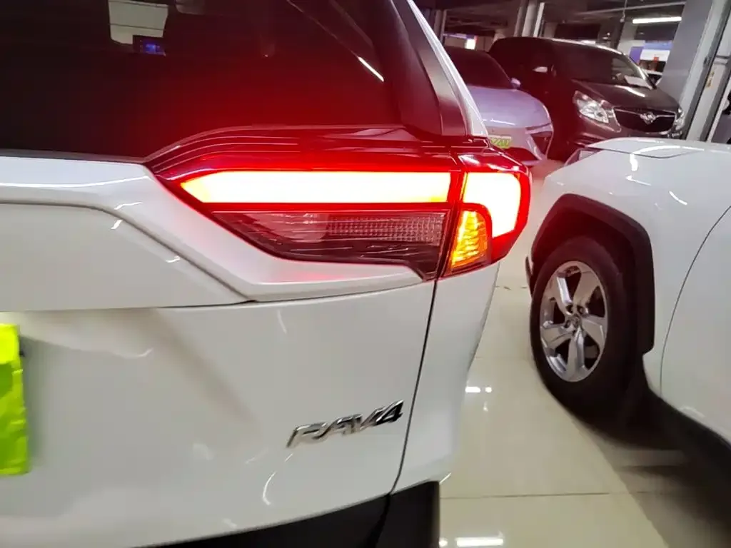 Toyota RAV4 — фото 9