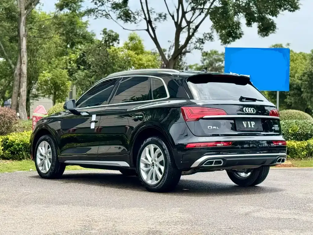 Audi Q5L — фото 10