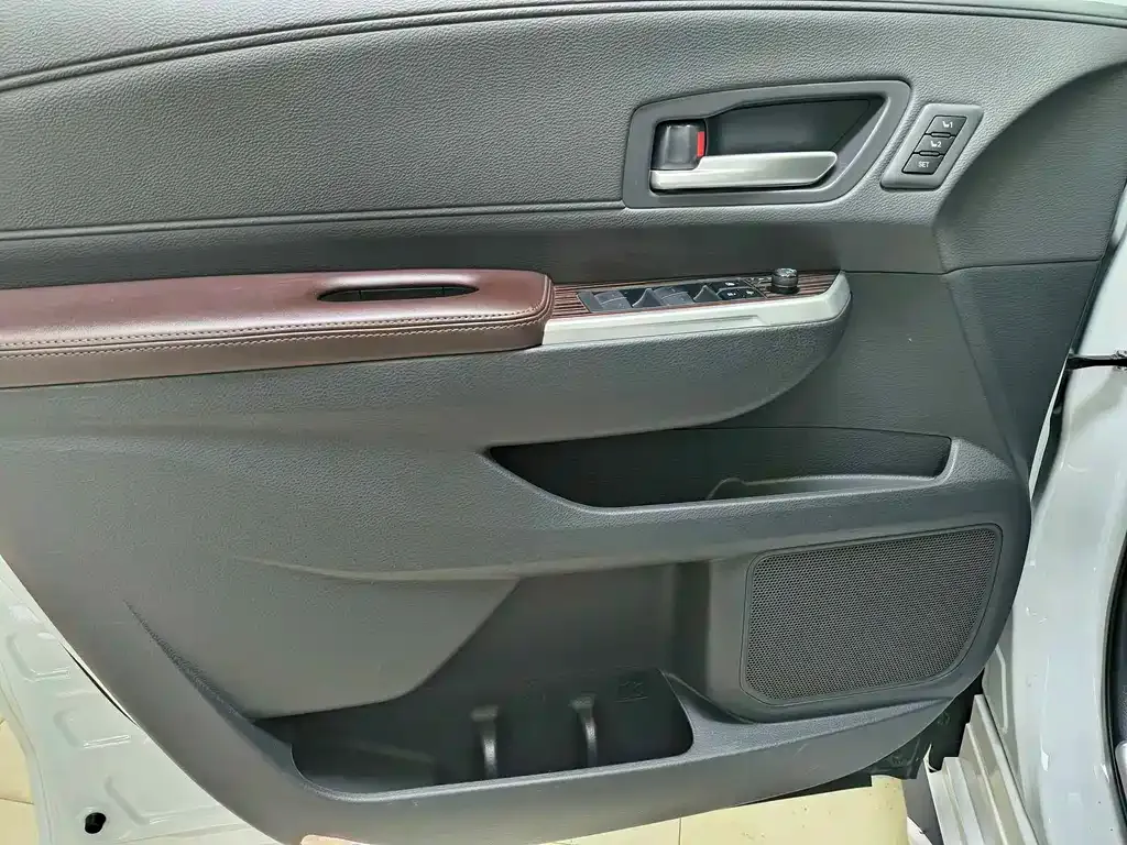 Toyota Granvia — фото 2