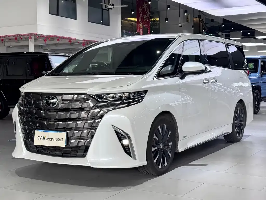 Toyota Alphard — фото 1