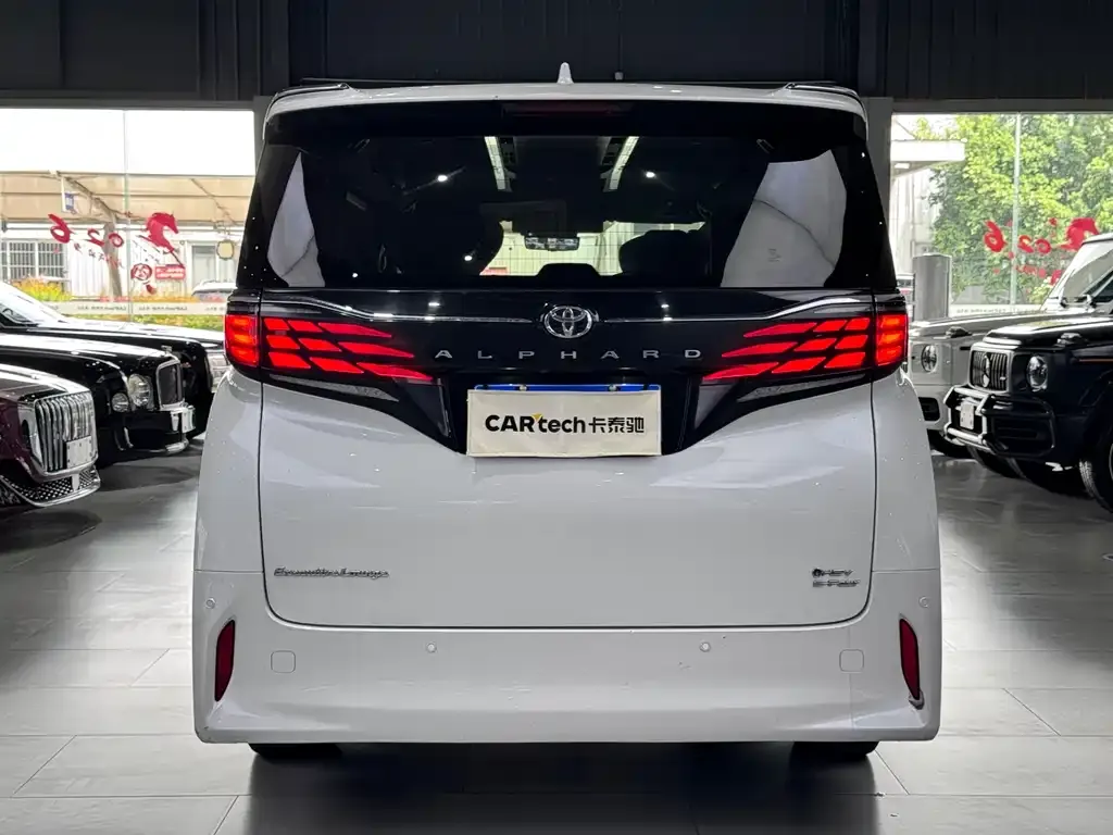 Toyota Alphard — фото 5