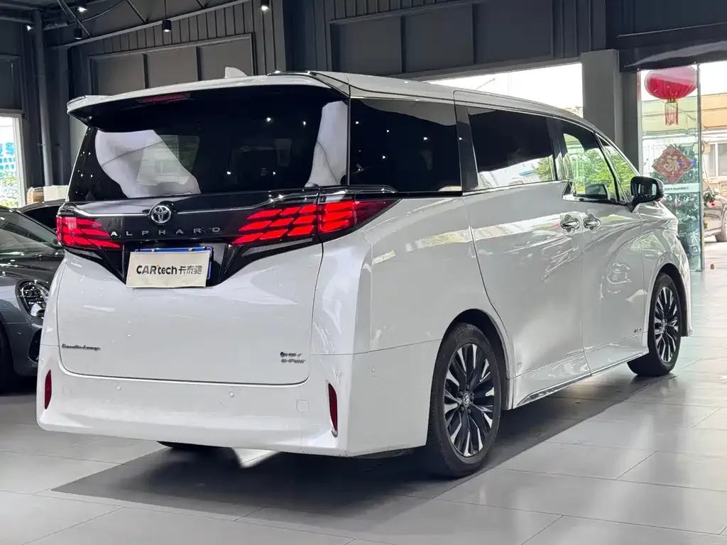 Toyota Alphard — фото 7