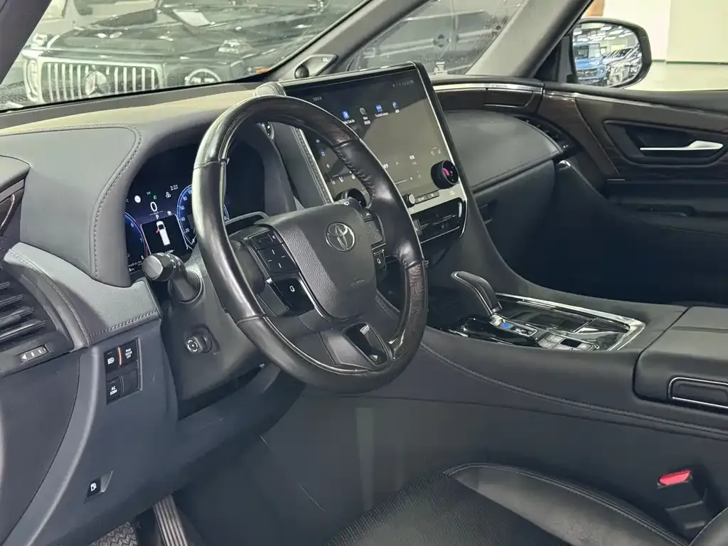 Toyota Alphard — фото 10