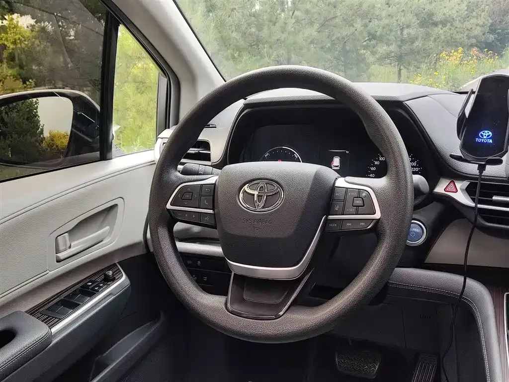 Toyota Granvia — фото 9