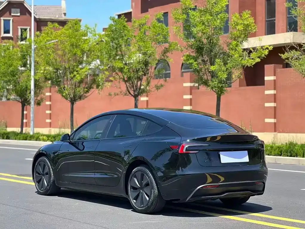 Tesla Model 3 — фото 9