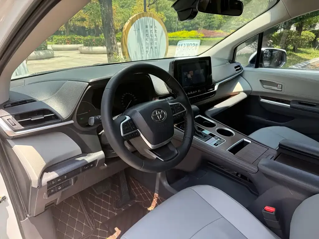 Toyota Sienna 2023 из CN, фото 3