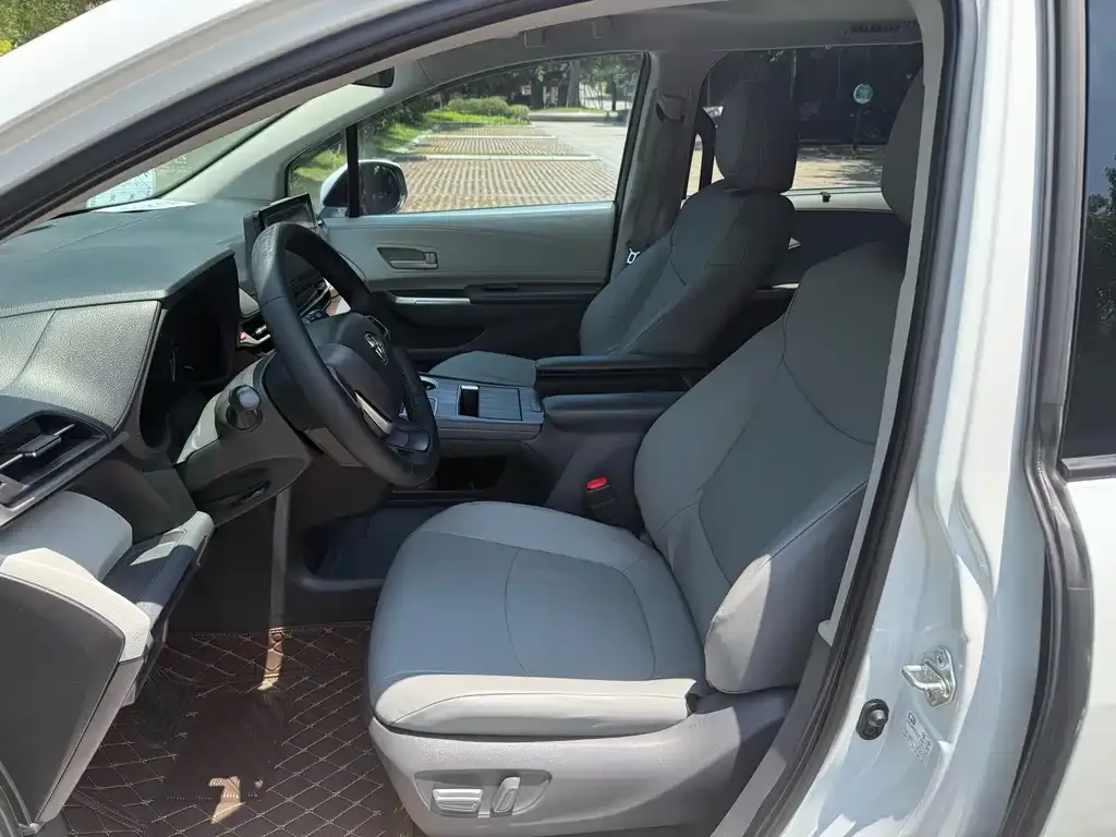Toyota Sienna 2023 из CN, фото 2