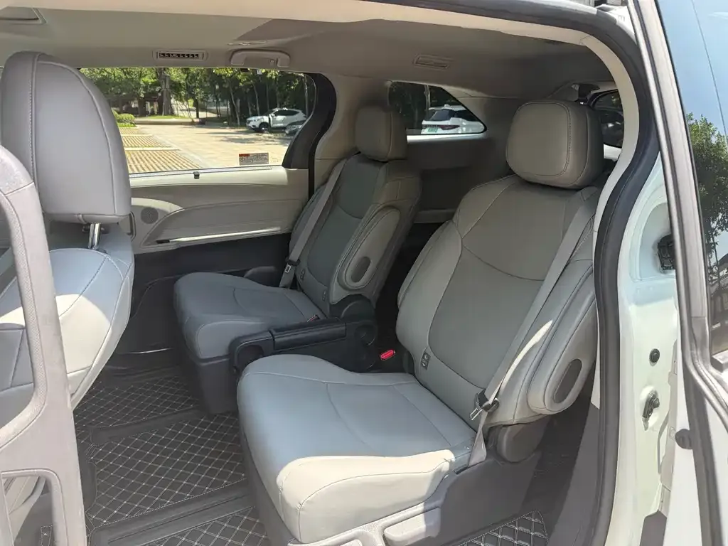 Toyota Sienna 2023 из CN, фото 5
