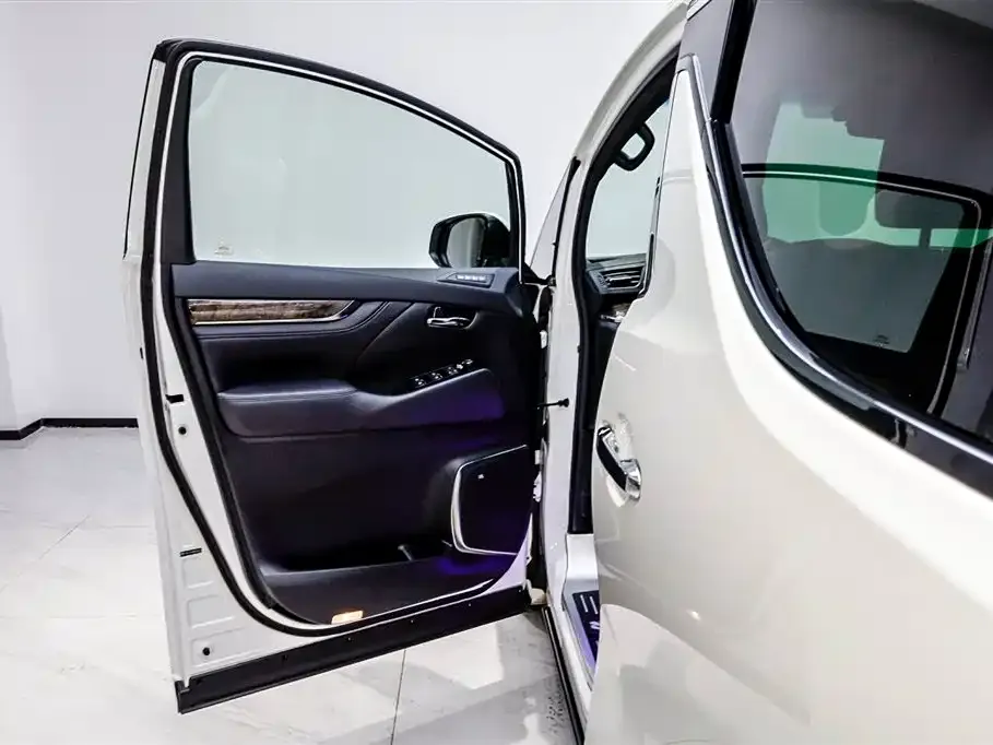 Toyota Alphard — фото 9