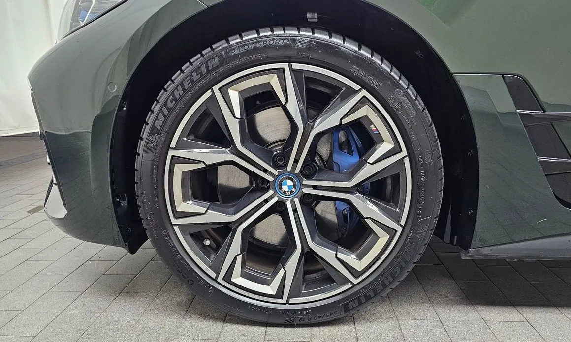 BMW i4 — фото 7