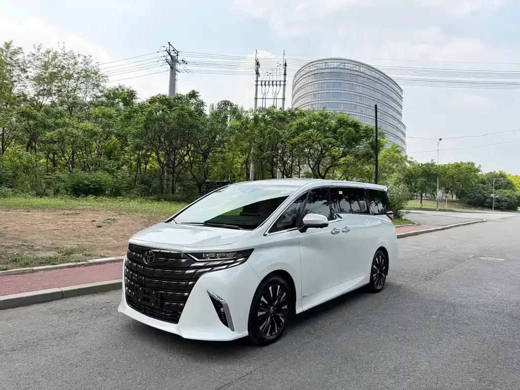 Toyota Alphard — фото 1