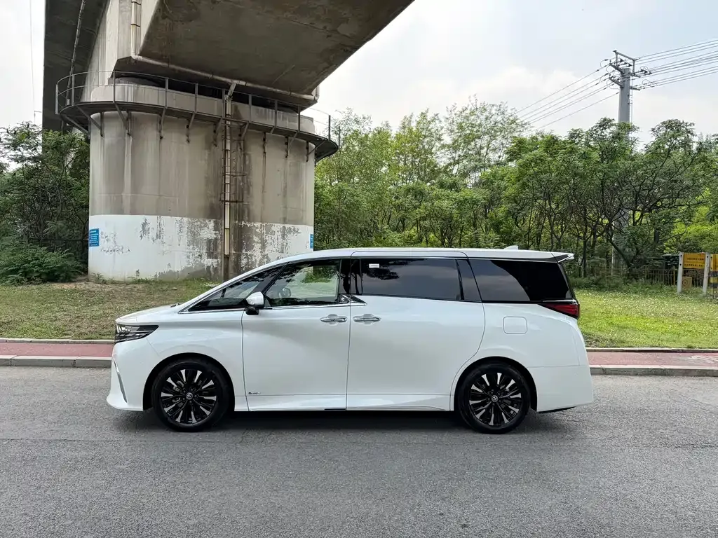 Toyota Alphard — фото 5