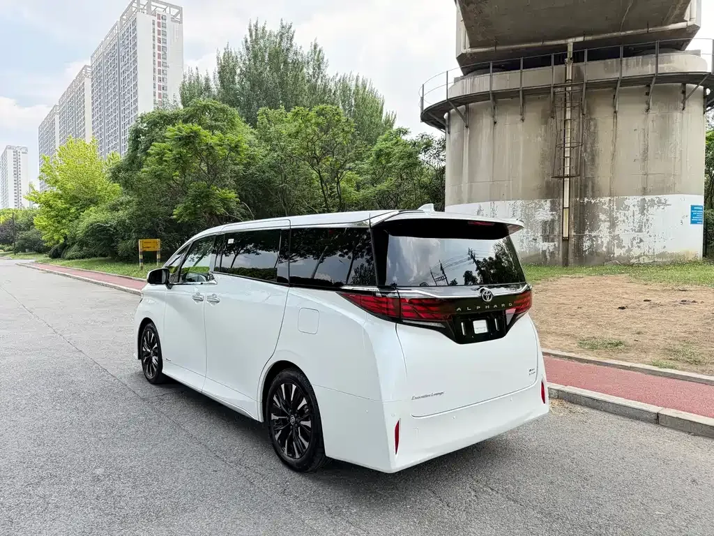Toyota Alphard — фото 4
